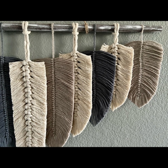 Large macrame feather wall hanging - Picture 3 of 6